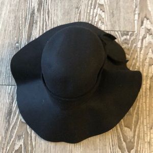 Black floppy hat!